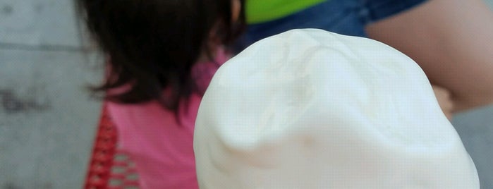 Andy's Frozen Yogurt is one of Lugares favoritos de Toon.