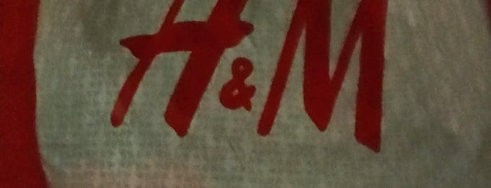 H&M is one of สถานที่ที่ Maisoon ถูกใจ.