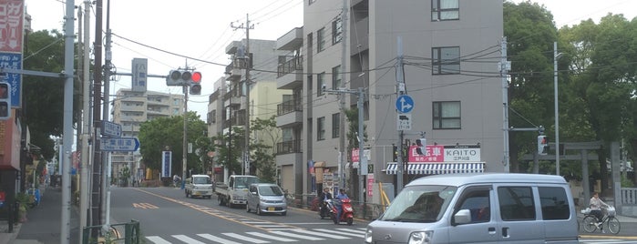 八蔵橋交差点 is one of 平和橋通り.