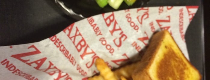 Zaxby's Chicken Fingers & Buffalo Wings is one of Sloan'ın Beğendiği Mekanlar.