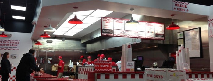 Five Guys is one of Ryanさんのお気に入りスポット.