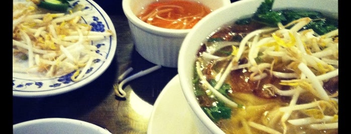Ginger Pho & Grill is one of Locais curtidos por Lisa.