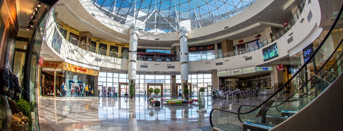 Ezdan Mall is one of สถานที่ที่ Eman ถูกใจ.