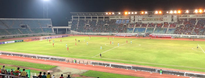 Thuwanna Stadium is one of Lugares favoritos de Johan.