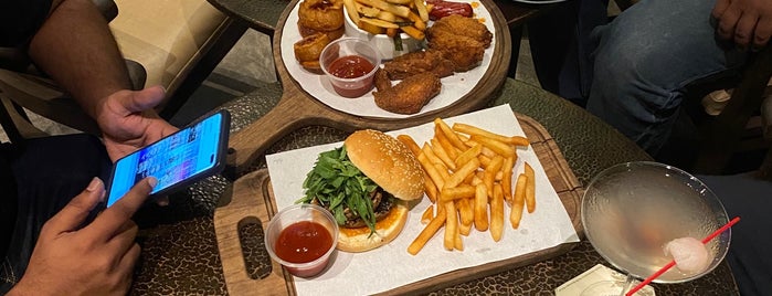 Middle Rock Garden Bar is one of alfresco dining.