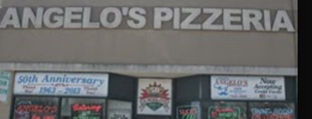 Angelo's Pizzeria is one of Locais curtidos por Denise D..