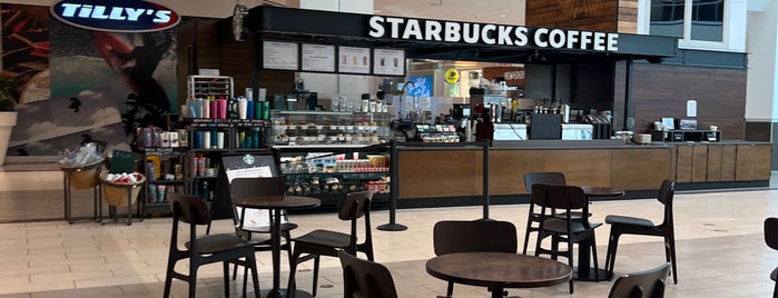 Starbucks is one of Orte, die Lee gefallen.
