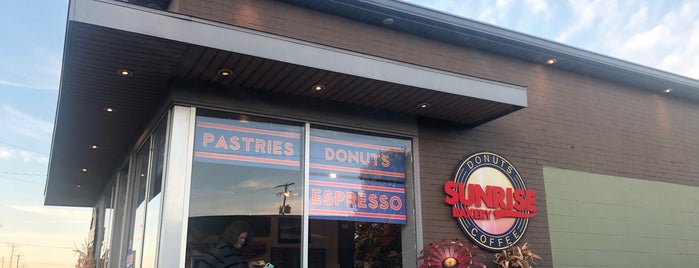 Sunrise Donuts is one of Tempat yang Disukai Rew.