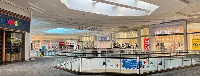 Countryside Mall is one of Locais curtidos por iSapien.