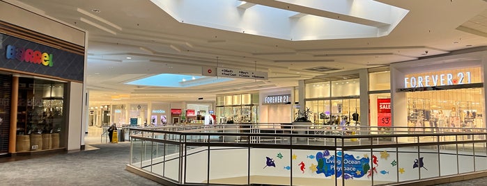Countryside Mall is one of Lugares favoritos de iSapien.