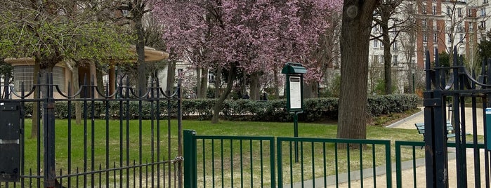 Square Sarah Bernhardt is one of Hotspots Wifi Orange - Les Parcs Parisiens.