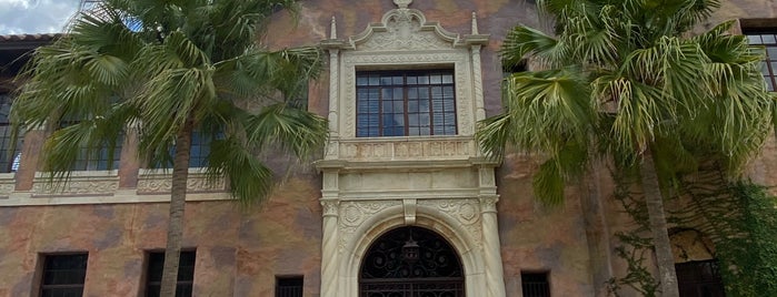 The Howey Mansion is one of Locais curtidos por Lizzie.