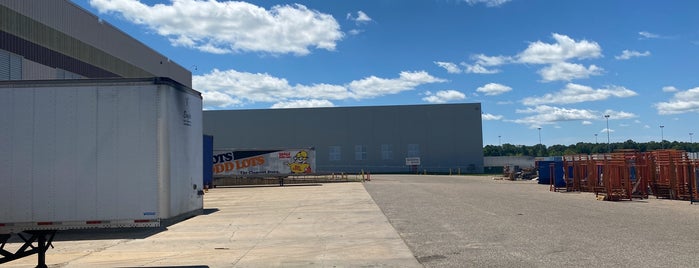Big Lots Distribution Center is one of SHIPPING / RECEIVING CUSTOMERS.