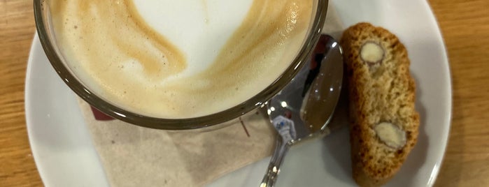 Costa Coffee is one of Lugares favoritos de Omar.