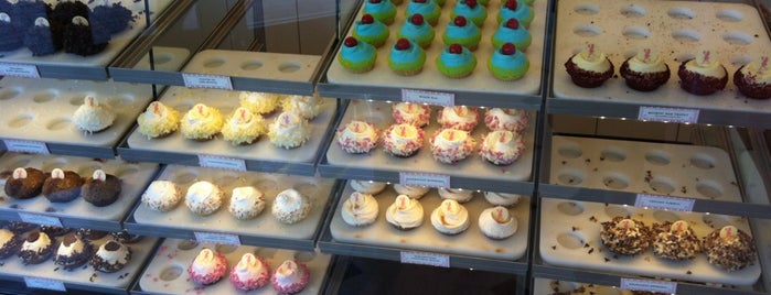 Casey's Cupcakes is one of Cheearra'nın Kaydettiği Mekanlar.