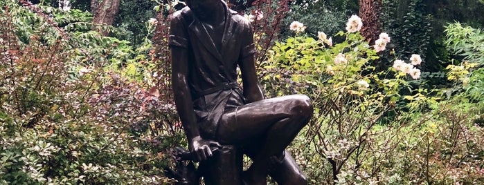 Peter Pan Statue is one of Posti che sono piaciuti a Will.