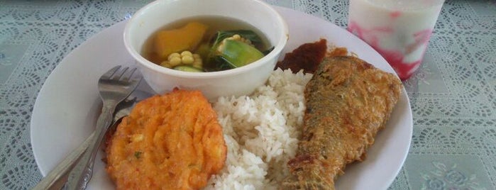 Warung Rahmat is one of Kuliner PALU Sulawesi Tengah.