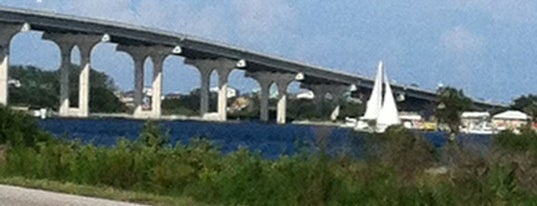 Vilano Bridge is one of สถานที่ที่ Lizzie ถูกใจ.