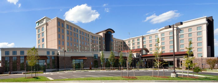 Embassy Suites by Hilton is one of Lugares favoritos de Terrence.