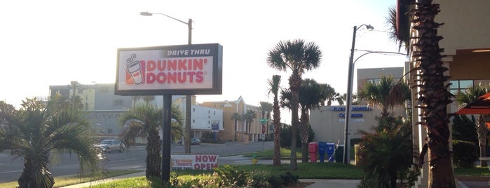 Dunkin' is one of Orte, die Courtney gefallen.