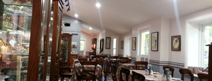 Bygone Beautys - Antique Centre & Tearoom is one of Tempat yang Disukai Harry.