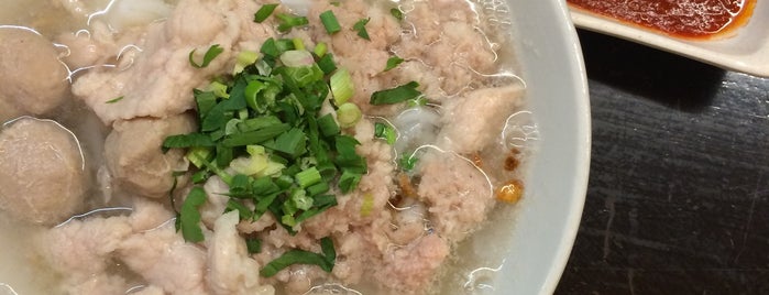 高渊 (利) 猪肉粉 Lye Lee Food & Beverage is one of Nibong Tebal.