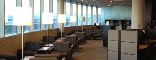 Maple Leaf Lounge (Domestic) is one of Posti che sono piaciuti a John.