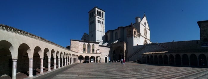 Piazza Inferiore di San Francesco is one of สถานที่ที่ Mike ถูกใจ.