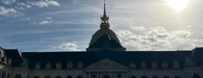 Place des Invalides is one of Akhnaton Iharaさんのお気に入りスポット.