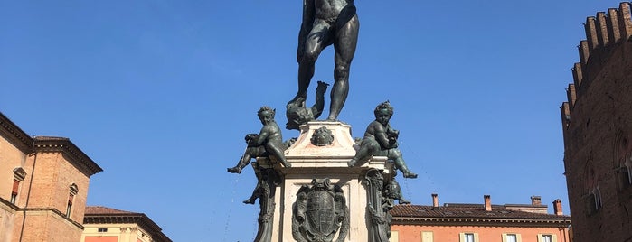 Piazza Nettuno is one of Lieux qui ont plu à Akhnaton Ihara.