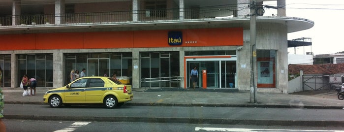 Banco Itaú - Pça. do Carmo is one of 🖤💀🖤 LiivingD3adGirl'in Beğendiği Mekanlar.