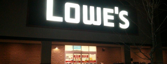 Lowe's is one of Locais curtidos por Ryan.