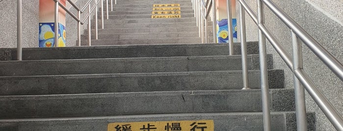 TRA Qiaotou Station is one of 臺鐵火車站01.