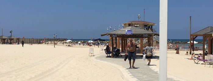 Metzitzim Beach is one of Lugares favoritos de Dmitry.