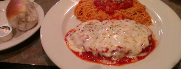 Bruno's Italian Restaurant is one of สถานที่ที่ Holden ถูกใจ.