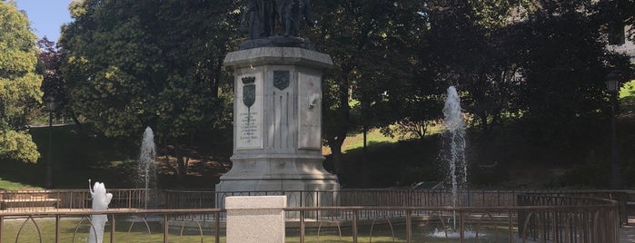 Monumento a Isabel la Católica is one of Tempat yang Disukai Pau.