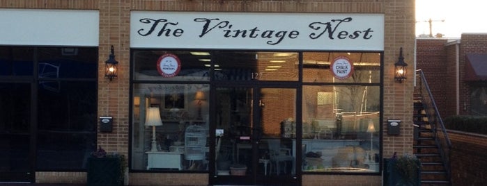 The Vintage Nest is one of Annie Sloan USA & Canadian Stockists.