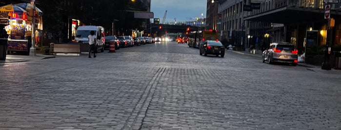 Meatpacking District is one of สถานที่ที่ Robin ถูกใจ.