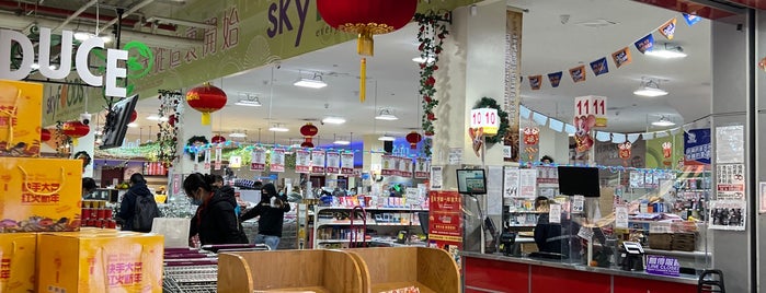 Sky Foods is one of สถานที่ที่ natsumi ถูกใจ.