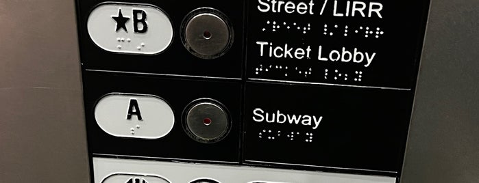 MTA Subway - Sutphin Blvd/Archer Ave/JFK (E/J/Z) is one of Kimmie'nin Beğendiği Mekanlar.