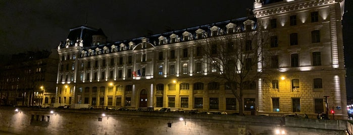 Hôtel Le Notre-Dame is one of ausland.