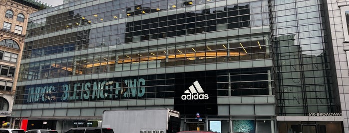 Adidas NYC Headquarters is one of Lojas.