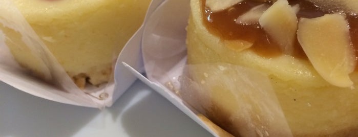 Cheesecakeria is one of Henriqueさんの保存済みスポット.