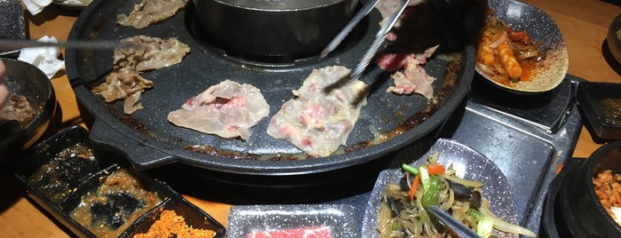 风景菜韩国烤肉名家 is one of Not great food but worth a try.