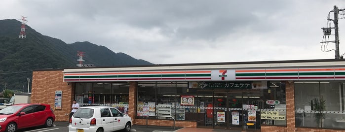 7-Eleven is one of Locais curtidos por 🍩.