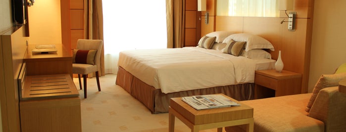 Warwick Hotel Dubai is one of Lieux qui ont plu à Sh.