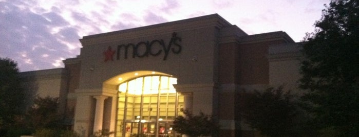 Macy's is one of Tempat yang Disukai Julie.