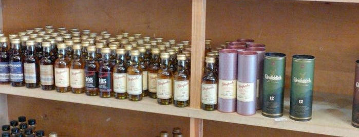 The Whisky Shop Dufftown is one of Adamさんのお気に入りスポット.