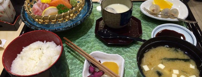 Tomi Sushi is one of Orte, die Hassan gefallen.