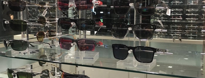Sunglass Hut is one of Centro Comercial Andares.